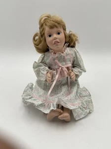 Muñeca Gorham Vintage Porcelana Rubia en Vestido Floral con Acentos Rosa - Imagen 1 de 14