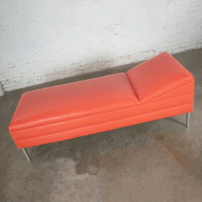 Chaise o cama de día moderna Mid Century en vinilo coral imitación cuero con aluminio L Foto 1 de 4