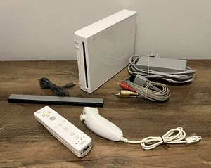 Nintendo Wii RVL-001 Weiß Konsole Kompatibel Gamecube mit Controller & Nunchuck - Bild 1 von 11