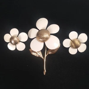 Sarah Coventry Flower White Enamel and Gold Tone Pin and Earring Set 3 Pcs * - Picture 1 of 10