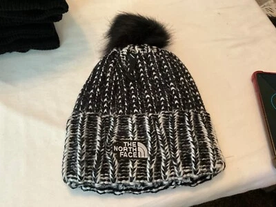 Gorro de invierno The North Face negro/blanco para mujer grueso tejido con pompón de piel Foto 1 de 3