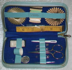 Kit cucito da viaggio portatile con cerniera pelle blu vintage anni 60 mai usato W Germania - Foto 1 di 20