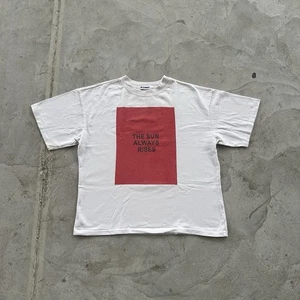 Jil Sander Boxy Fit T-Shirt "The Sun Always Rise" großer Grafikdruck weiß M - Bild 1 von 8