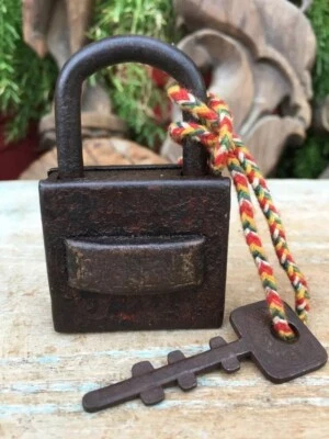 Candado y llave de trabajo de hierro marcado PATENTE OBE forjado antiguo primitivo Foto 1 de 4