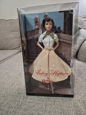 Barbie 2012 Audrey Hepburn en vacaciones romanas muñeca Mattel etiqueta rosa  Foto 1 de 3