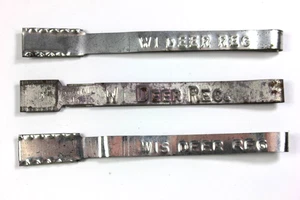 Lote de tres (3) etiquetas metálicas con licencia de caza de ciervos residentes de Wisconsin - Imagen 1 de 2
