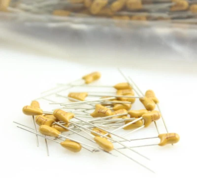 Cantidad 25 Nuevo Condensador de Tántalo KYOCERA 10uF 6.3V 10% 4.5 X 7.5mm AVX TAP106K006S Foto 1 de 4