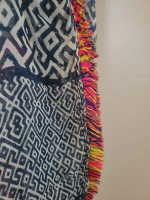 Bufanda Quagga etiqueta verde geométrica con flecos de colores Foto 1 de 4