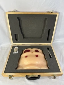 Vintage Health Edco Stoma Care Trainingsmodell mit Koffer - Bild 1 von 5