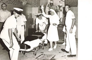 GRANDE PHOTO DE PRESSE 1971 MUTINENIE DE PRISON D ATTICA 20X30 cm - Imagen 1 de 2