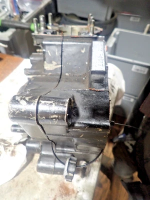 Carcasas de motor izquierda/derecha Suzuki PE 250 1979 AHRMA cárteres dañadas Foto 1 de 4