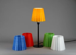 Tischleuchte mit 5 Wechselschirmen gelb+grün+rot+weiß+blau LED warm-weiß - Bild 1 von 9