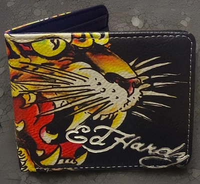 ED HARDY Tigre Tatuaje Doble Pliegue Grano Guijarro Billetera y Bandeja Cartera ~Y2K ~ Nuevo en Caja Foto 1 de 4