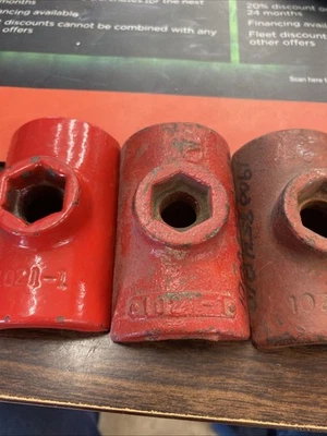 Abrazadera de manillar izquierda Troy-Bilt Horse 1900854010 NOS Foto 1 de 4