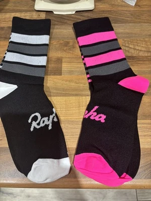   2 pares de calcetines de ciclismo Rapha grandes aros negros y grises rosas y negros   Foto 1 de 4