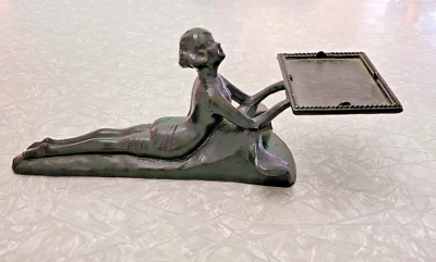 Porta cigarrillos de metal Spelter arriesgado dama desnuda reclinable Art Deco de la década de 1920 Foto 1 de 4