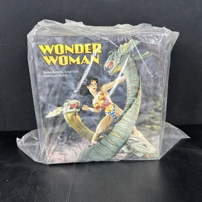 Mini estatua esculpida por Tim Bruckner de Mujer Maravilla y Serpientes DC Direct Foto 1 de 4