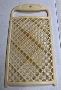 Rallador plano de seguridad de plástico vintage - crema - 4-1/2 x 8-1/4 - Imagen 1 de 3