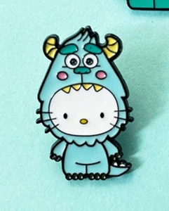PIN CRUZADO HELLO KITTY/MONSTERS INC Lindo Poncho Sully Broche Dibujos Animados Pixar - Imagen 1 de 5
