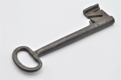 Ancienne clé pour serrure de porte en bois de chateau en fer forgé collection 5 - Photo 1/4