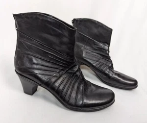Cobb Hill sz. 9.5 Shannon Black Leather Pleated Back Zip Ankle Boot Booties - Picture 1 of 13