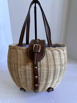 C&C California Cesta de Ratán Bolso de Mano Cartera con Hebilla Súper Lindo Usado en Excelente Condición Foto 1 de 4