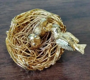  Broche "Nido" Difícil de Encontrar Firmado Vintage JEANNE Mamá Alimentación de Pájaros Bebés Tono Dorado - Imagen 1 de 7