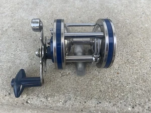 VINTAGE SUPER CLEAN OLYMPIC DOLPHIN 621-LW LEVEL WIND BAITCAST REEL - Picture 1 of 12