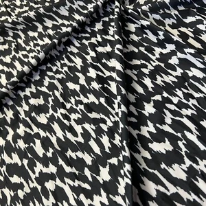 Tela de spandex de nailon con estampado blanco y negro abstracto 4 vías elástica por yarda - Imagen 1 de 5