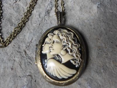 COLLAR MEDALLÓN CAMAFEO ÁNGEL DE LA GUARDA, HERMANAS, MADRE/HIJA (PINTADO A MANO) Foto 1 de 4