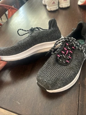 Zapatilla deportiva suave para correr Athletic Works para mujer. Talla 6M Negro Foto 1 de 4