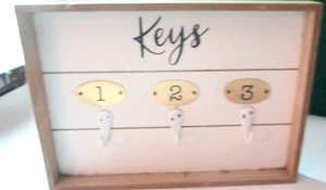 Retro Farmhouse Wooden Key Holder Wall Hanging 3 Keys Hooks - Picture 1 of 7