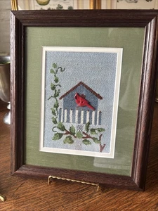 Gerahmte und verfilzte Nadelspitze Vogelhaus und Kardinal Wandkunst fertig zum Aufhängen - Bild 1 von 6