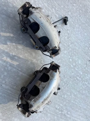 Оригинальные суппорты переднего тормоза 2004 VW R32/3.2 TT Quattro - Изображение 1 из 4