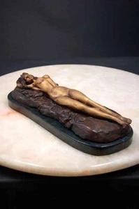 Mármol firmado desnudo de bronce reclinado sobre roca - Imagen 1 de 1