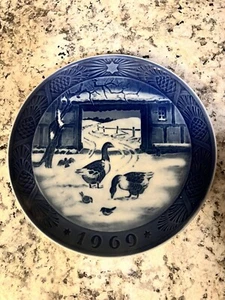 Denmark Royal Copenhagen 1969  "In The Old Farmyard" Christmas Plate  - Picture 1 of 2