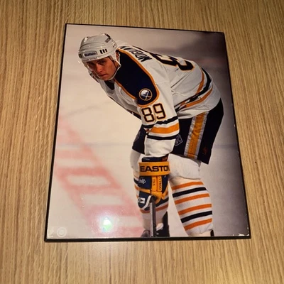 "FOTO ANTIGUA LOGOTIPO AZUL Y DORADO DE LOS AÑOS 90 ALEXANDER MOGILNY BUFFALO SABLES 8"" X 10"" NHL Foto 1 de 4