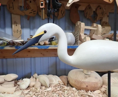 Señuelo de garza blanca tallada contemporánea Foto 1 de 4