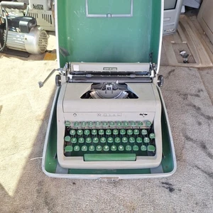 Vintage 1953 Royal Quiet De Luxe Deluxe Portable Typewriter Green Gray Hard Case - Picture 1 of 7