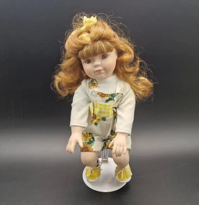 Muñeca de porcelana vintage 14" pelo rojo girasol conjunto coleccionable con soporte Foto 1 de 4
