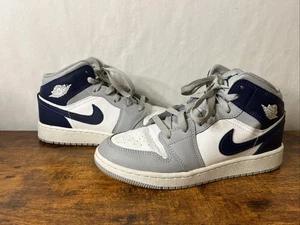 Air Jordan 1 Mid Wolf Gris Medianoche Azul Marino EE. UU. Talla 5 DQ8423-104 - Imagen 1 de 9