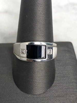 MEN'S WHITE GOLD AND FAETED ONYX RING SIZE 10.25 - Image 1 of 4