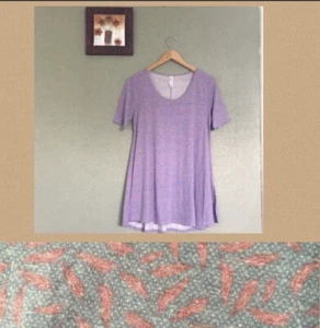 Camiseta Lularoe Clásica Perfecta Nueva Sin Etiquetas Púrpura Con Estampado de Plumas Túnica Top Talla XS - Imagen 1 de 4