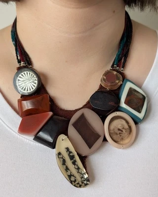 Collar Art to Wear Geométrico Resina Lucita y Multimedia Cosido a Mano a Tela Foto 1 de 4