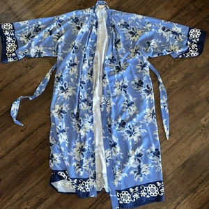 Weiche Umrandung Kimono Morgenmantel Staubtuch blau weiß Blumenmuster hergestellt in den USA mit Gürtel - Bild 1 von 10