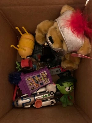 ENORME Lote de Juguetes y Mercancía!!! ¡Incluso tiene artículos nuevos incluidos! Pez, figuras, etc. Foto 1 de 4