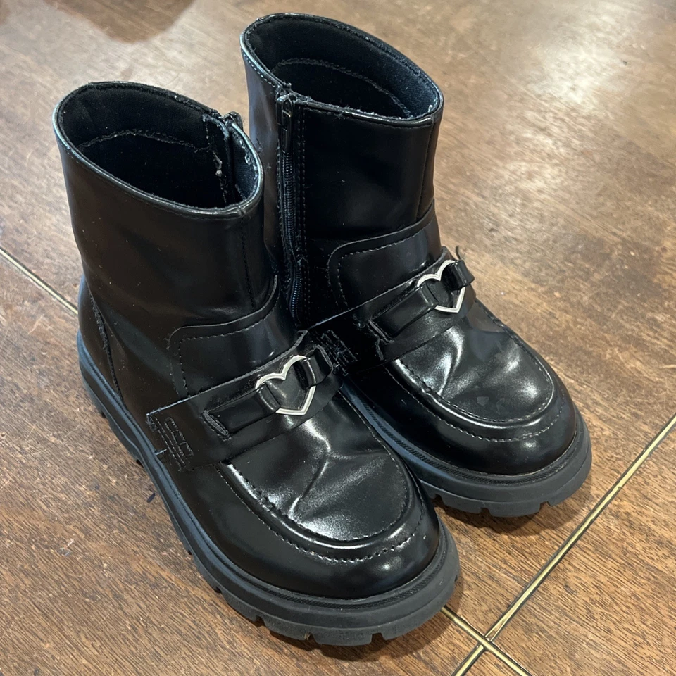 Adorables Botas Mocasines Zara Niñas Pequeñas Talla 27 Negras con Hebilla Corazón Foto 1 de 4