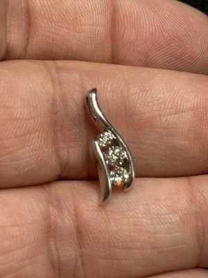 Lindo pingente de ouro branco 14k diamante três pedras 1/3 TW designer assinado  - Imagem 1 de 4