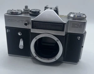 Corpo fotocamera reflex pellicola 35 mm Zenit EM ARGENTO URSS russa - Foto 1 di 6