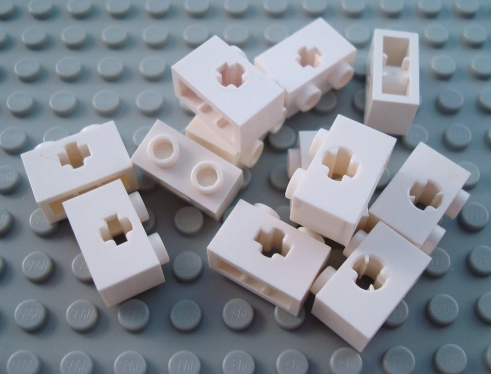 LEGO лот из 12 белых технических кирпичиков 1x2 с отверстием для оси - Изображение 1 из 1
